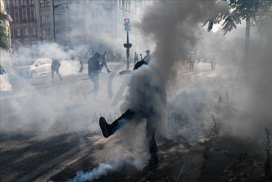Yellow Vests Protesters gathered in Place Wagram in Paris to demonstrate against the gouvernement plan.