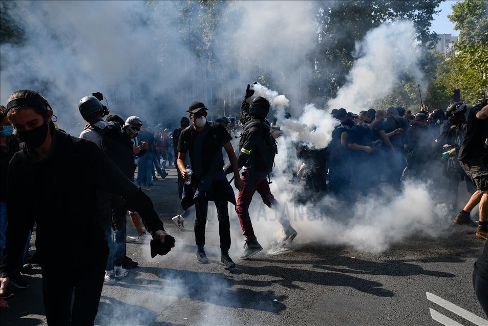 Yellow Vests Protesters gathered in Place Wagram in Paris to demonstrate against the gouvernement plan.
