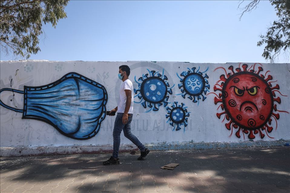 Pintor palestino llama la atención sobre la COVID-19 con grafitis