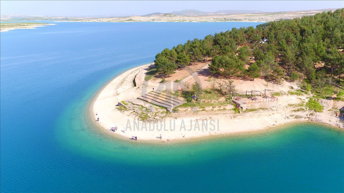 Gola Bendava Ataturkê bi qeraxên xwe yên mîna Saldayê li benda geştiyaran e