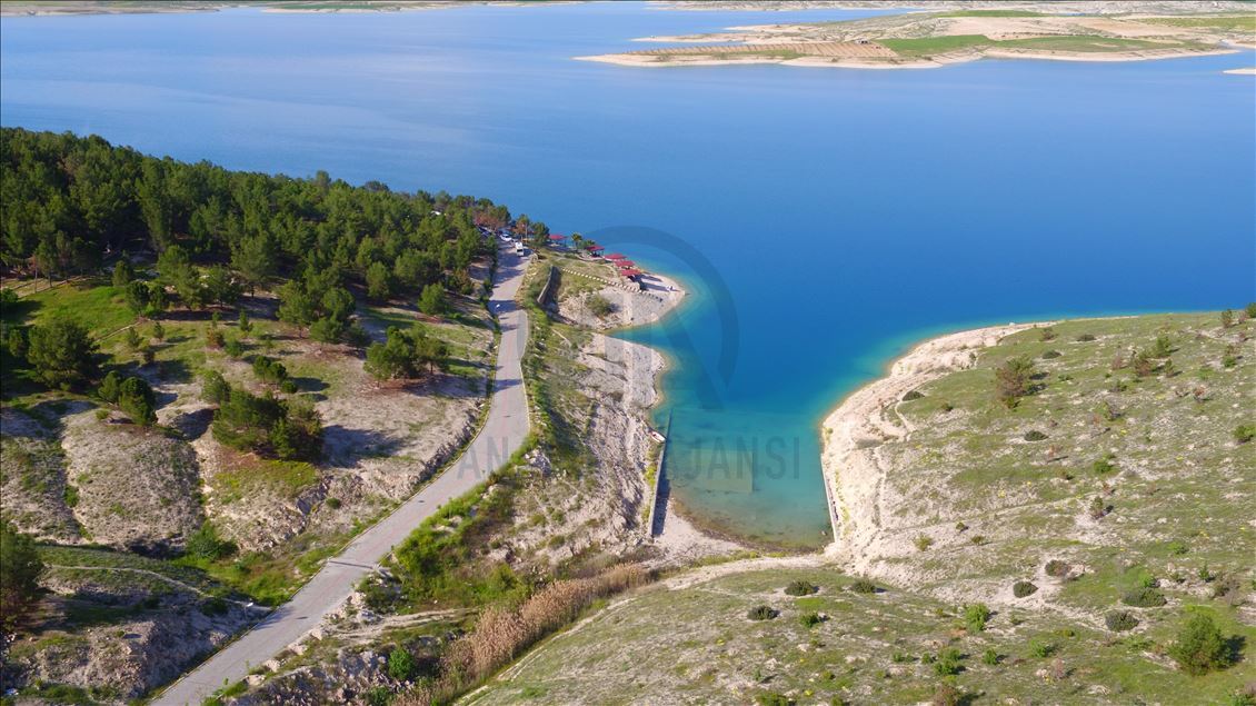 Gola Bendava Ataturkê bi qeraxên xwe yên mîna Saldayê li benda geştiyaran e