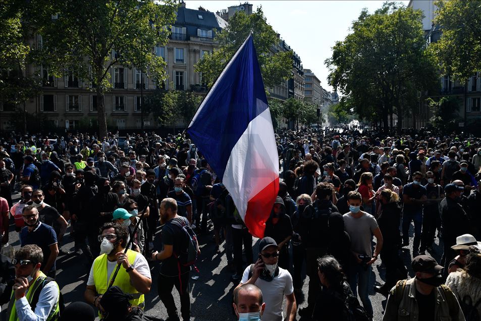 Yellow Vests Protesters gathered in Place Wagram in Paris to demonstrate against the gouvernement plan.