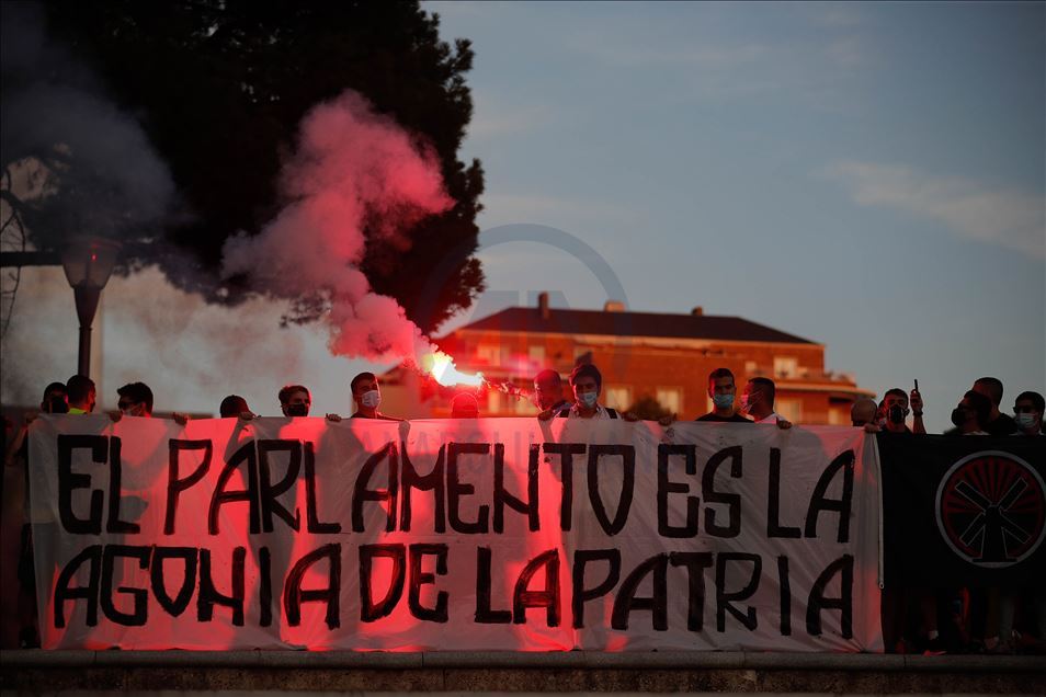 Grupet e ekstremit të djathtë protestë antiqeveritare në Spanjë
