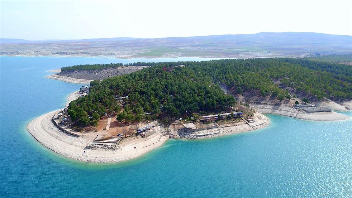 Gola Bendava Ataturkê bi qeraxên xwe yên mîna Saldayê li benda geştiyaran e
