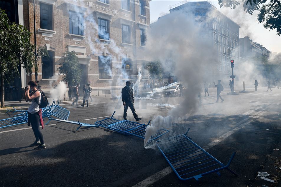 Yellow Vests Protesters gathered in Place Wagram in Paris to demonstrate against the gouvernement plan.