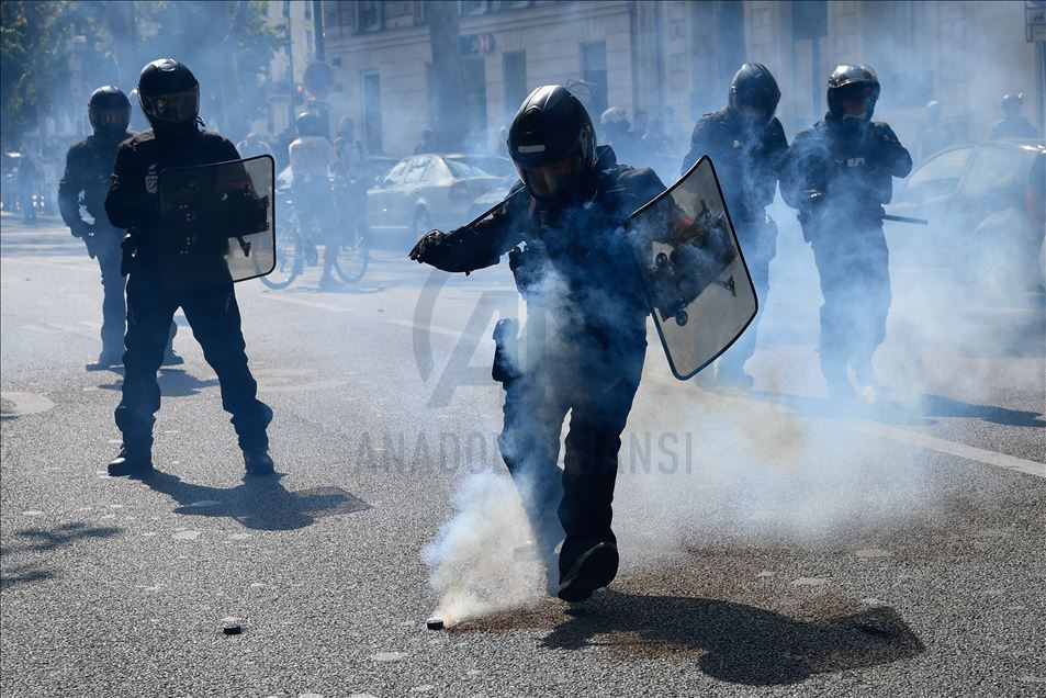 Yellow Vests Protesters gathered in Place Wagram in Paris to demonstrate against the gouvernement plan.