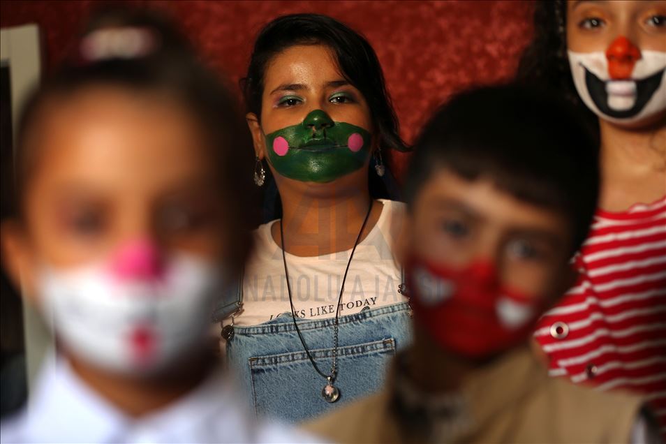La maquilladora palestina que pinta máscaras médicas para entretener a los niños