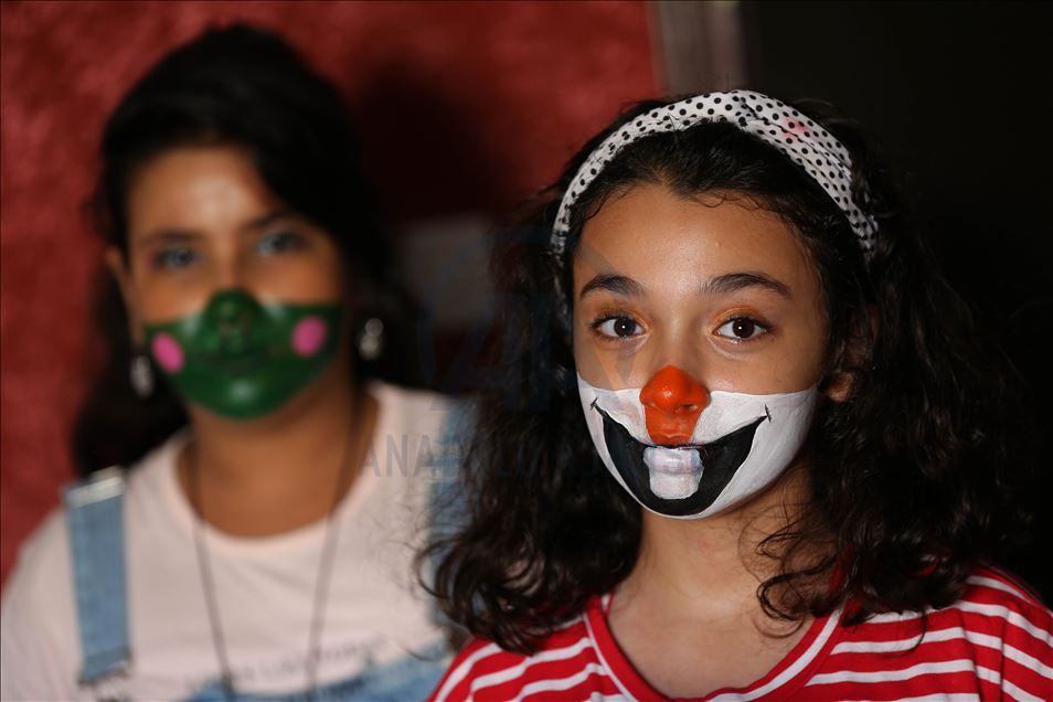 La maquilladora palestina que pinta máscaras médicas para entretener a los niños