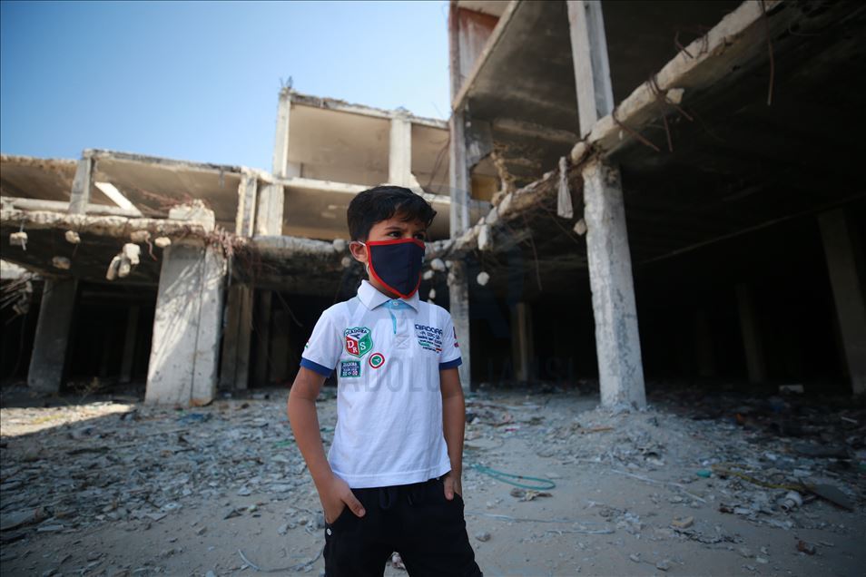 Artista palestino pinta los rostros de los niños en Gaza