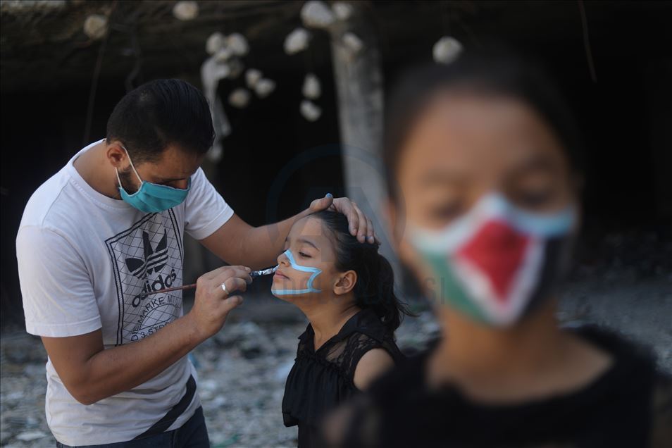 Artista palestino pinta los rostros de los niños en Gaza