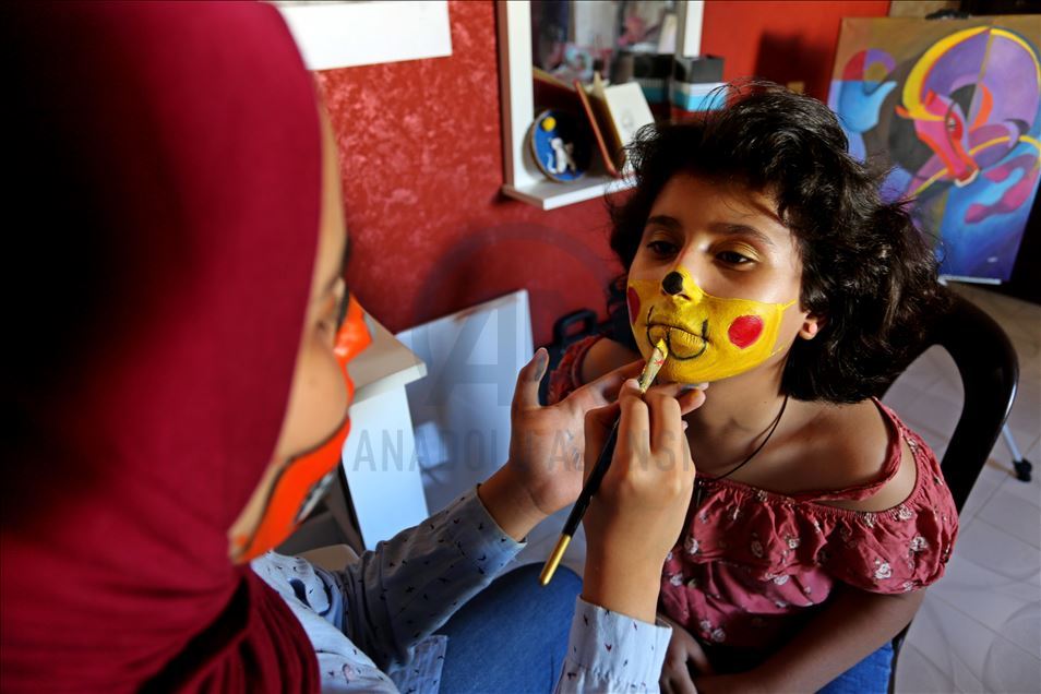 La maquilladora palestina que pinta máscaras médicas para entretener a los niños
