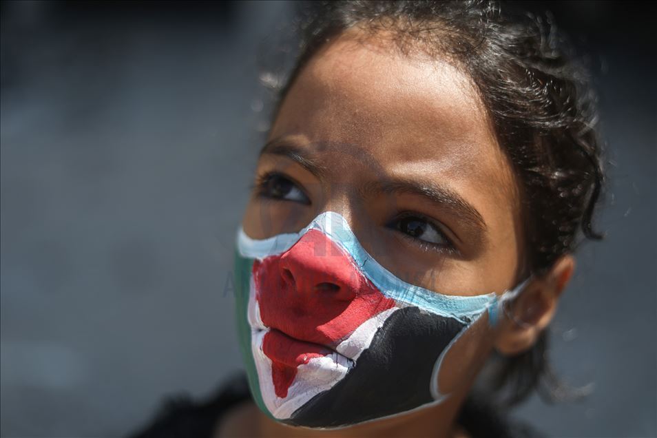 Artista palestino pinta los rostros de los niños en Gaza
