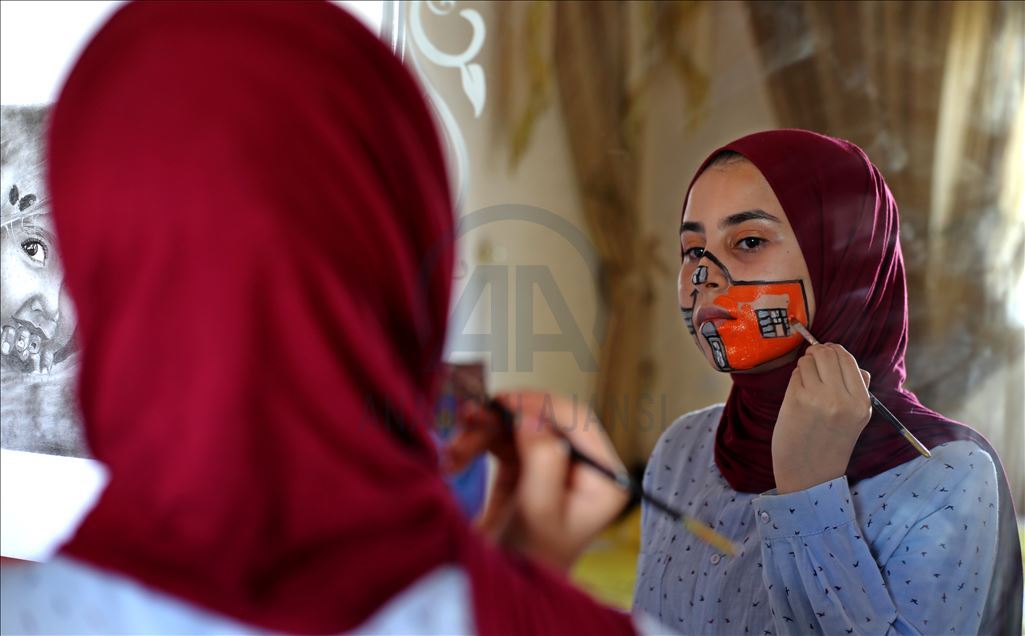 La maquilladora palestina que pinta máscaras médicas para entretener a los niños