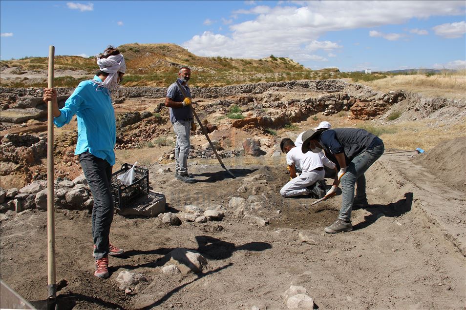 Kültepe'de yeni tanrı ve tanrıça heykelcikleri bulundu