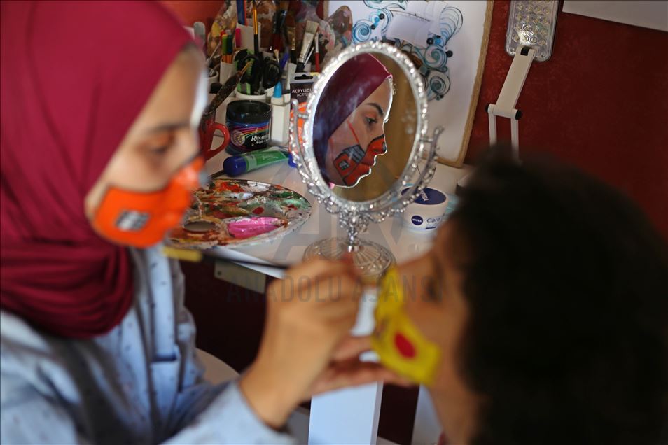 La maquilladora palestina que pinta máscaras médicas para entretener a los niños