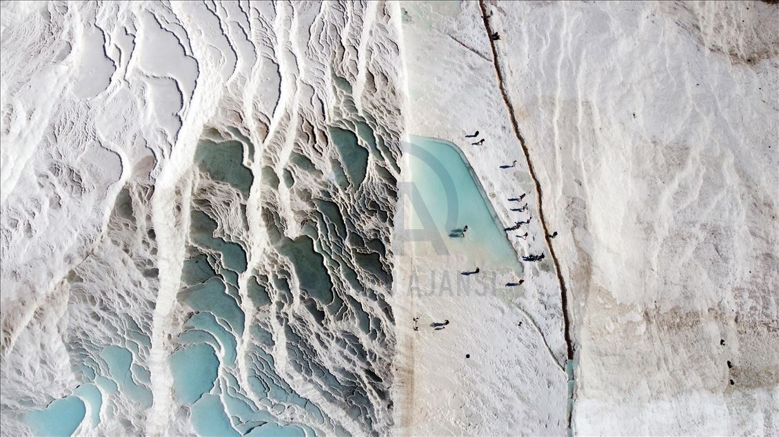 La increíble vista aérea de las terrazas de travertino en Denizli, Turquía