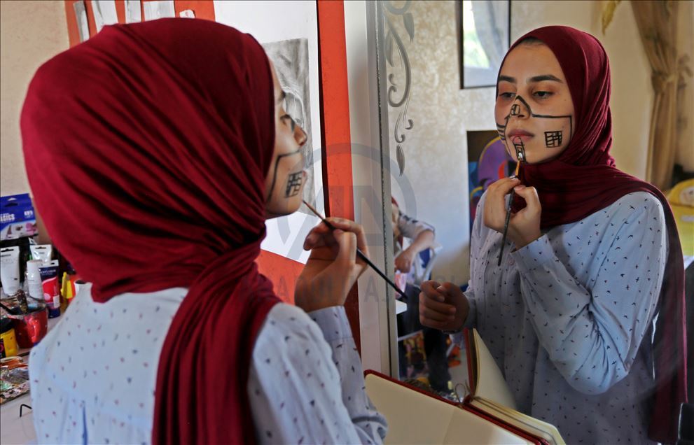 La maquilladora palestina que pinta máscaras médicas para entretener a los niños