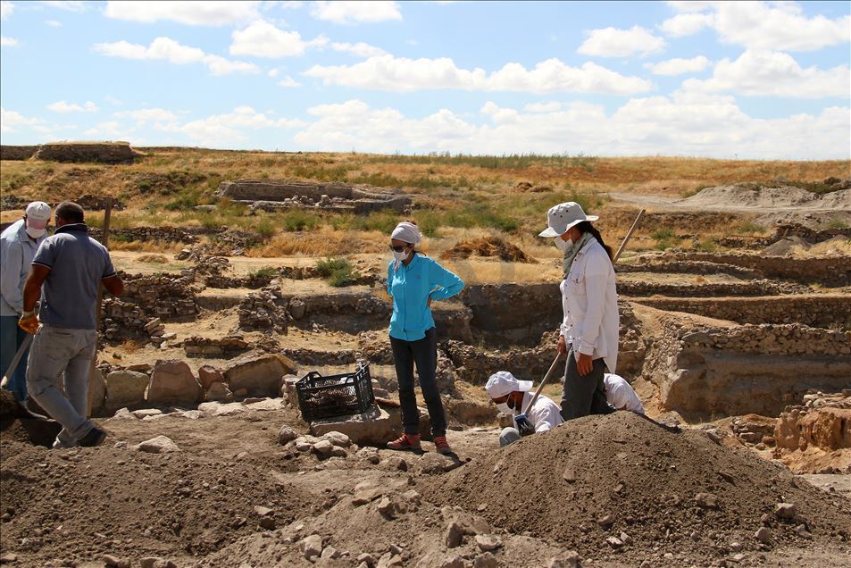 Kültepe'de yeni tanrı ve tanrıça heykelcikleri bulundu