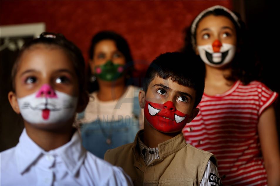 La maquilladora palestina que pinta máscaras médicas para entretener a los niños