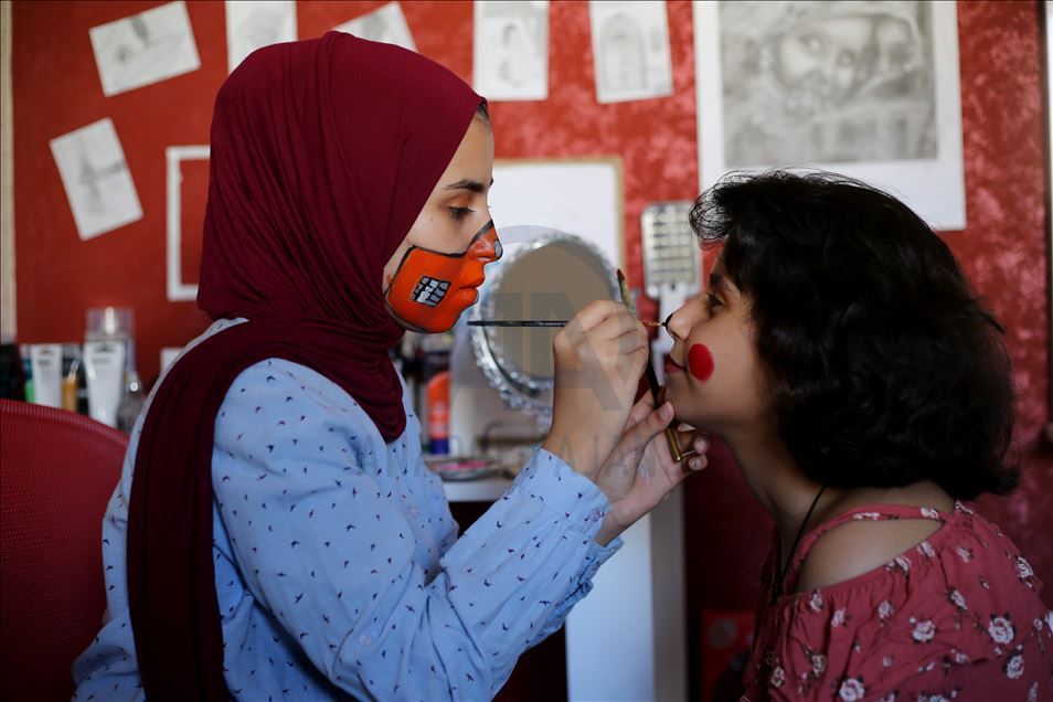 La maquilladora palestina que pinta máscaras médicas para entretener a los niños