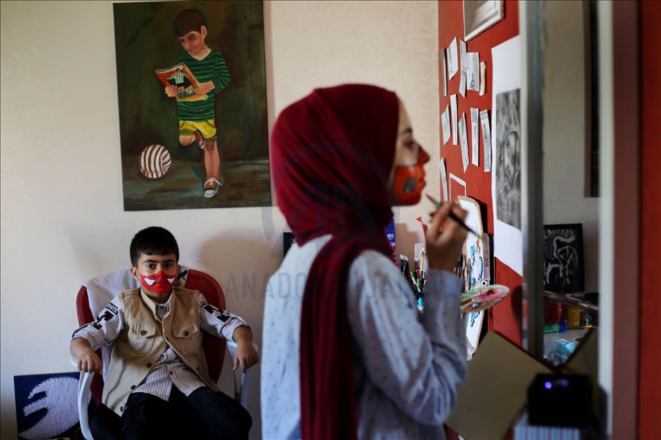 La maquilladora palestina que pinta máscaras médicas para entretener a los niños