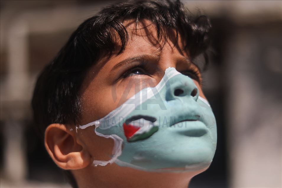 Artista palestino pinta los rostros de los niños en Gaza
