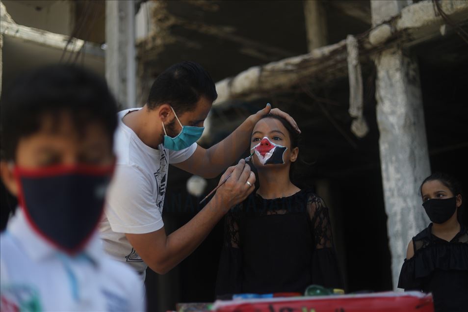 Artista palestino pinta los rostros de los niños en Gaza