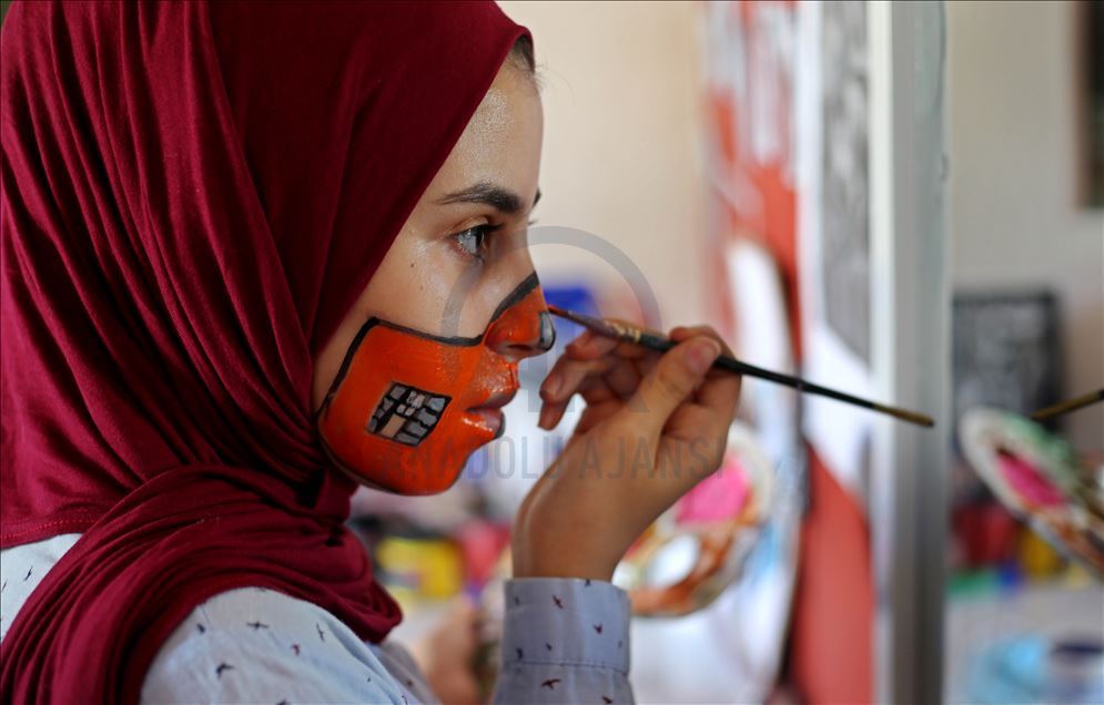 La maquilladora palestina que pinta máscaras médicas para entretener a los niños