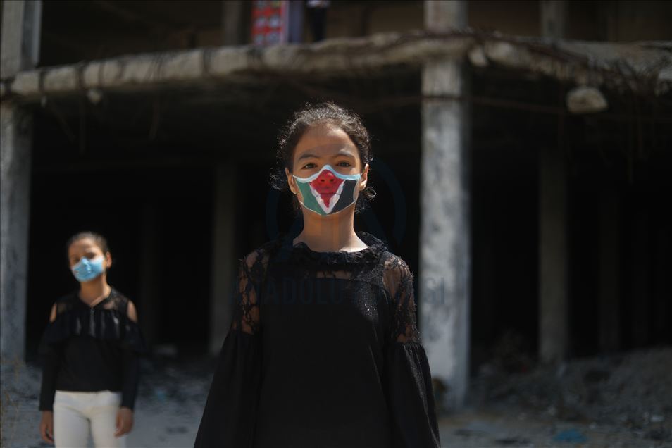 Artista palestino pinta los rostros de los niños en Gaza