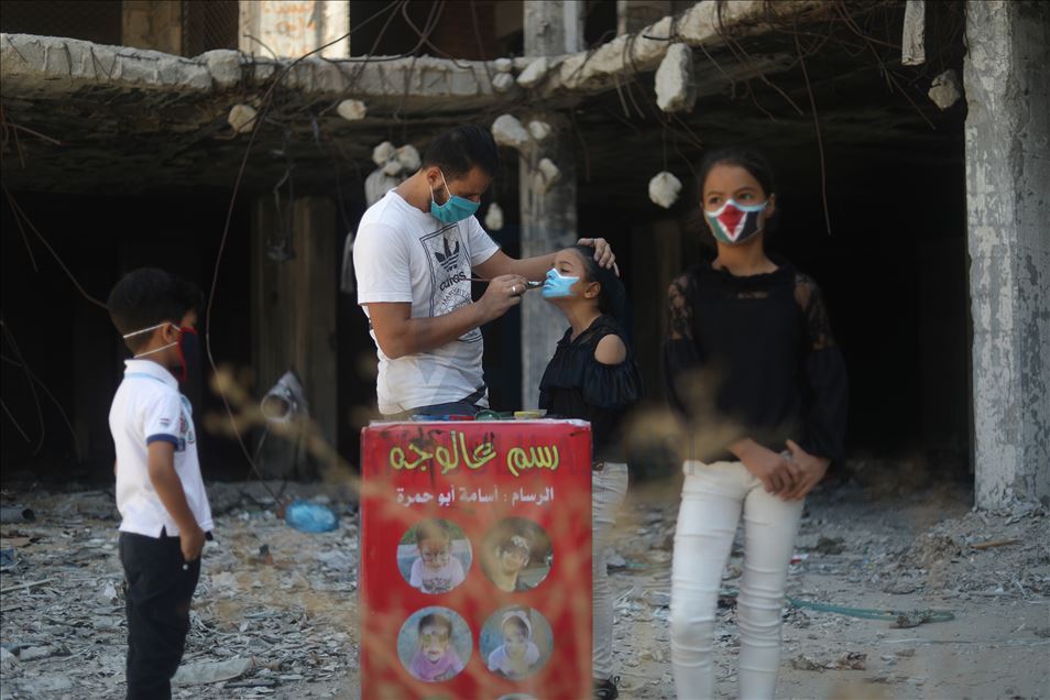 Artista palestino pinta los rostros de los niños en Gaza