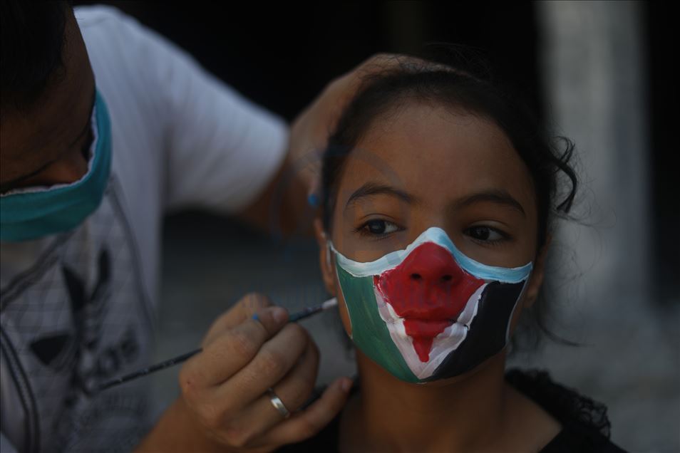 Artista palestino pinta los rostros de los niños en Gaza