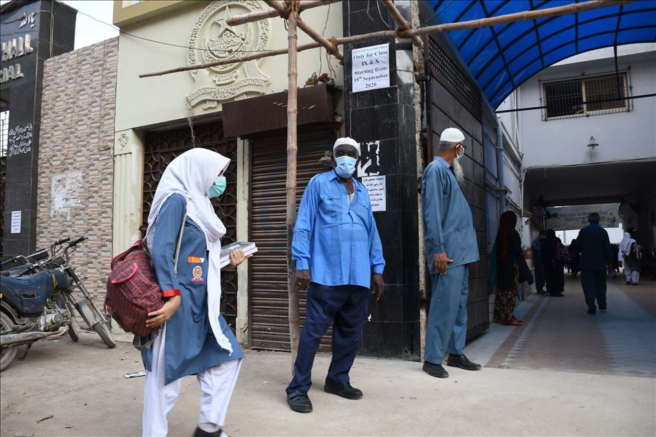 Pakistan'da Kovid-19 nedeniyle kapalı olan okullar yeniden açıldı