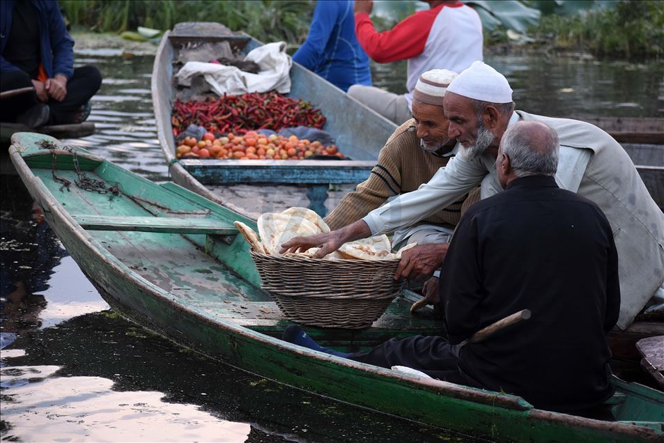 Floating vegetable market amid COVID-19 in Kashmir