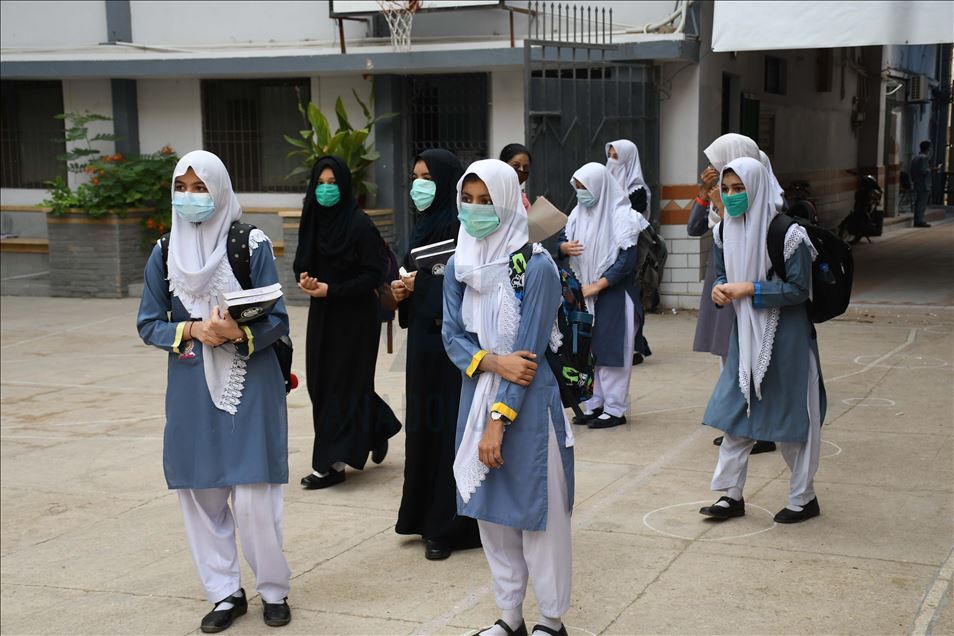 Pakistan'da Kovid-19 nedeniyle kapalı olan okullar yeniden açıldı