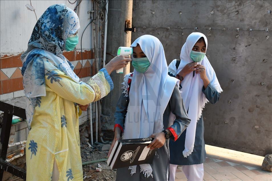 Pakistan'da Kovid-19 nedeniyle kapalı olan okullar yeniden açıldı