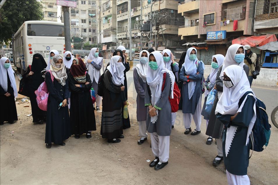 Pakistan'da Kovid-19 nedeniyle kapalı olan okullar yeniden açıldı