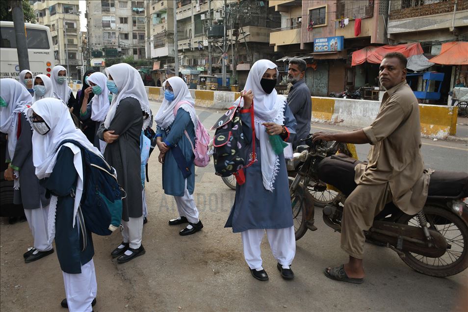 Pakistan'da Kovid-19 nedeniyle kapalı olan okullar yeniden açıldı
