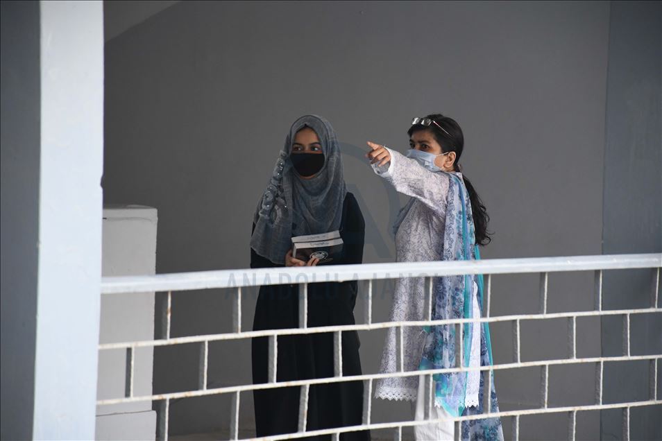 Pakistan'da Kovid-19 nedeniyle kapalı olan okullar yeniden açıldı