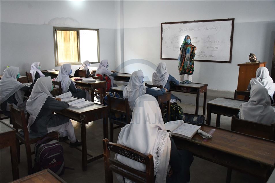 Pakistan'da Kovid-19 nedeniyle kapalı olan okullar yeniden açıldı