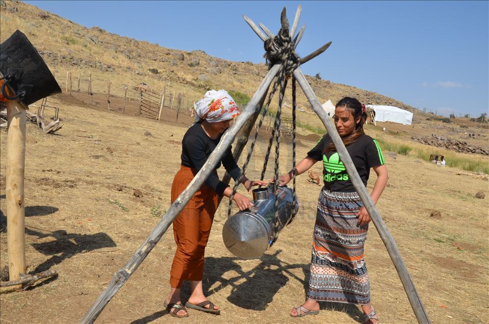 Koçerên ji herêmên germ tên Mûşê di konan da dijîn