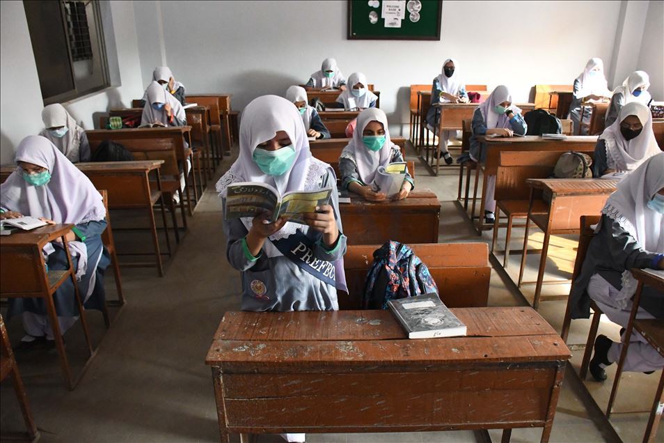 Pakistan'da Kovid-19 nedeniyle kapalı olan okullar yeniden açıldı