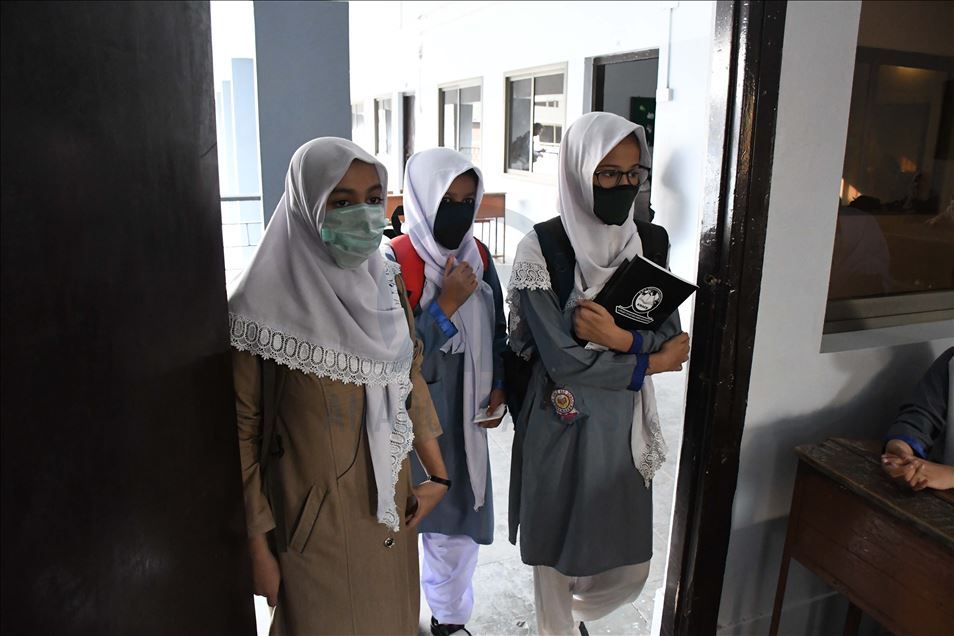 Pakistan'da Kovid-19 nedeniyle kapalı olan okullar yeniden açıldı