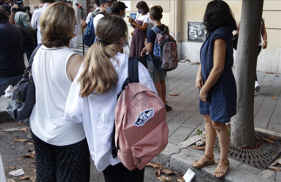 Sekolah di Italia dibuka kembali setelah lebih dari enam bulan ditutup