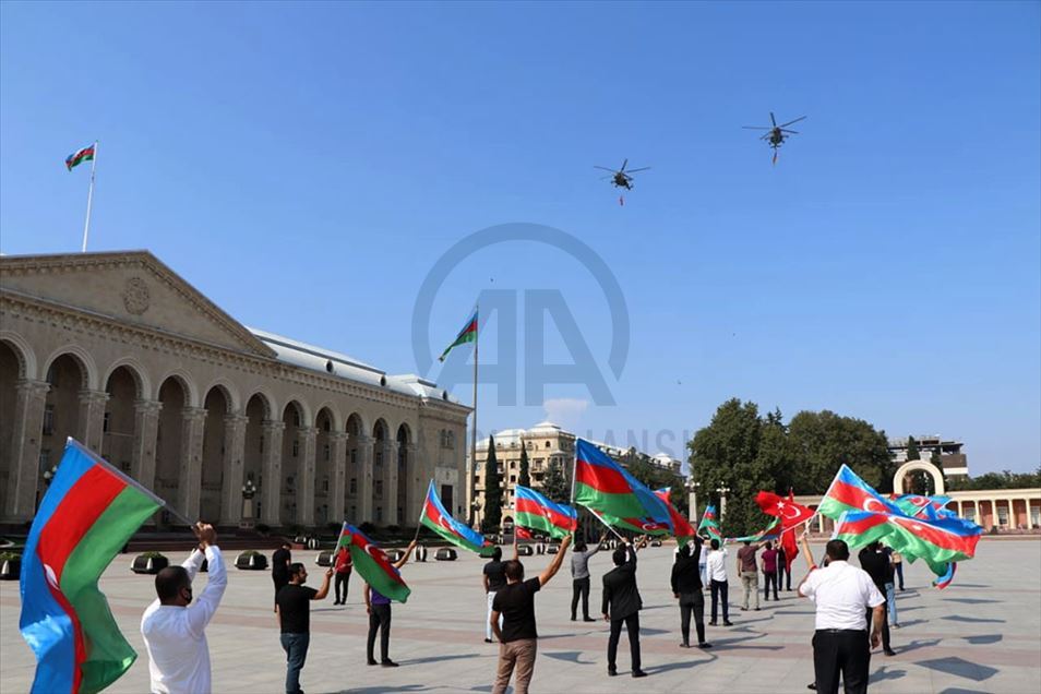 پرواز نمایشی جنگندههای اف-16 ترکیه بر فراز شهر گنجه