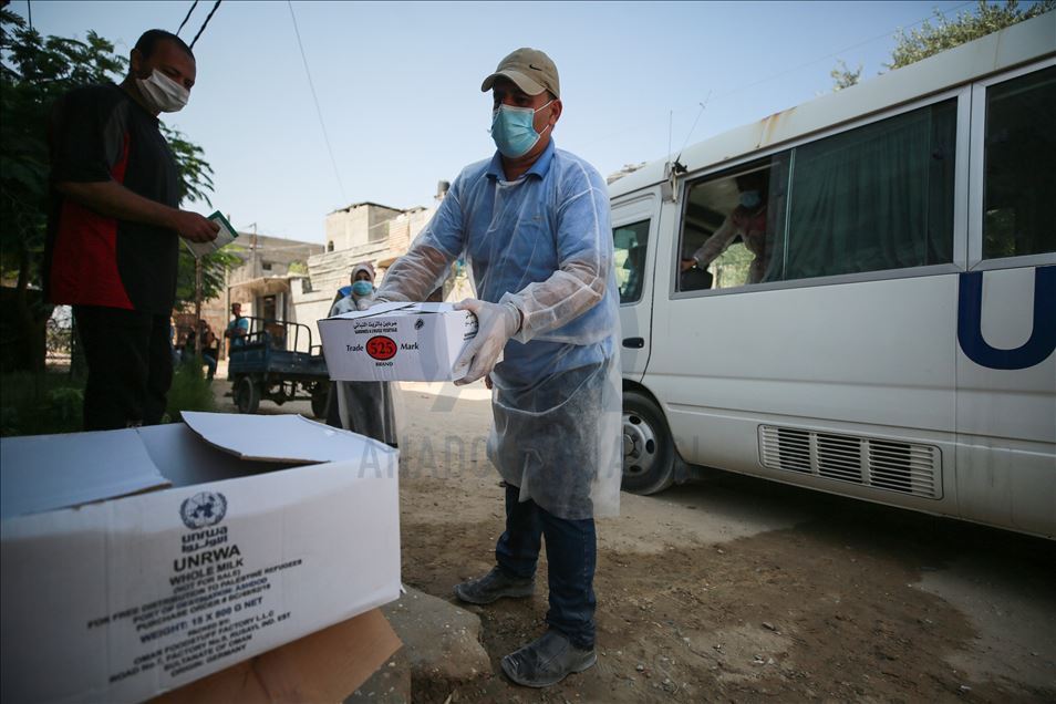 UNRWA Gazze'de koronavirüs nedeniyle gıda yardımlarını evlere dağıtıyor
