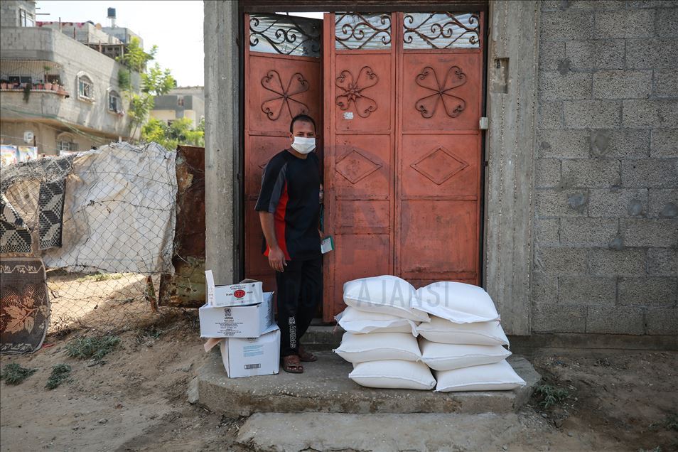 UNRWA Gazze'de koronavirüs nedeniyle gıda yardımlarını evlere dağıtıyor