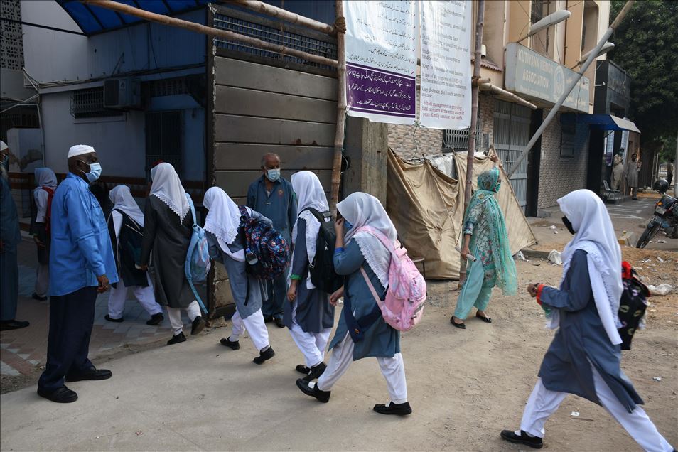 Pakistan'da Kovid-19 nedeniyle kapalı olan okullar yeniden açıldı