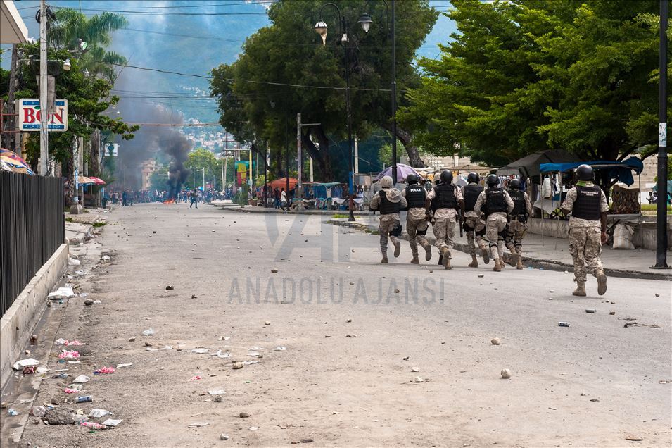 Полицейские на Гаити организовали акцию протеста
