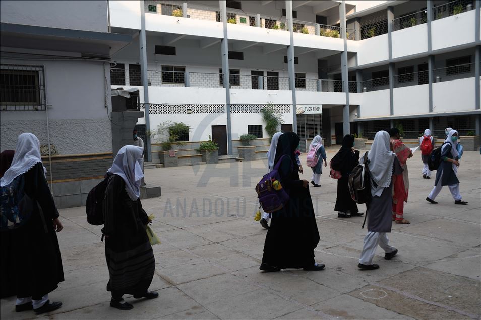 Pakistan'da Kovid-19 nedeniyle kapalı olan okullar yeniden açıldı