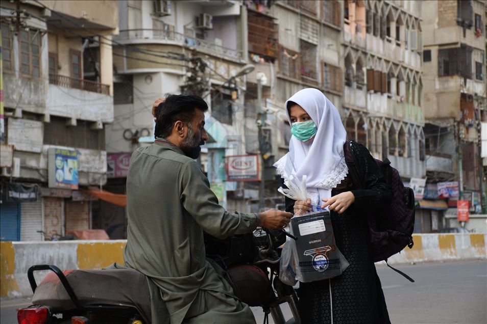 Pakistan'da Kovid-19 nedeniyle kapalı olan okullar yeniden açıldı